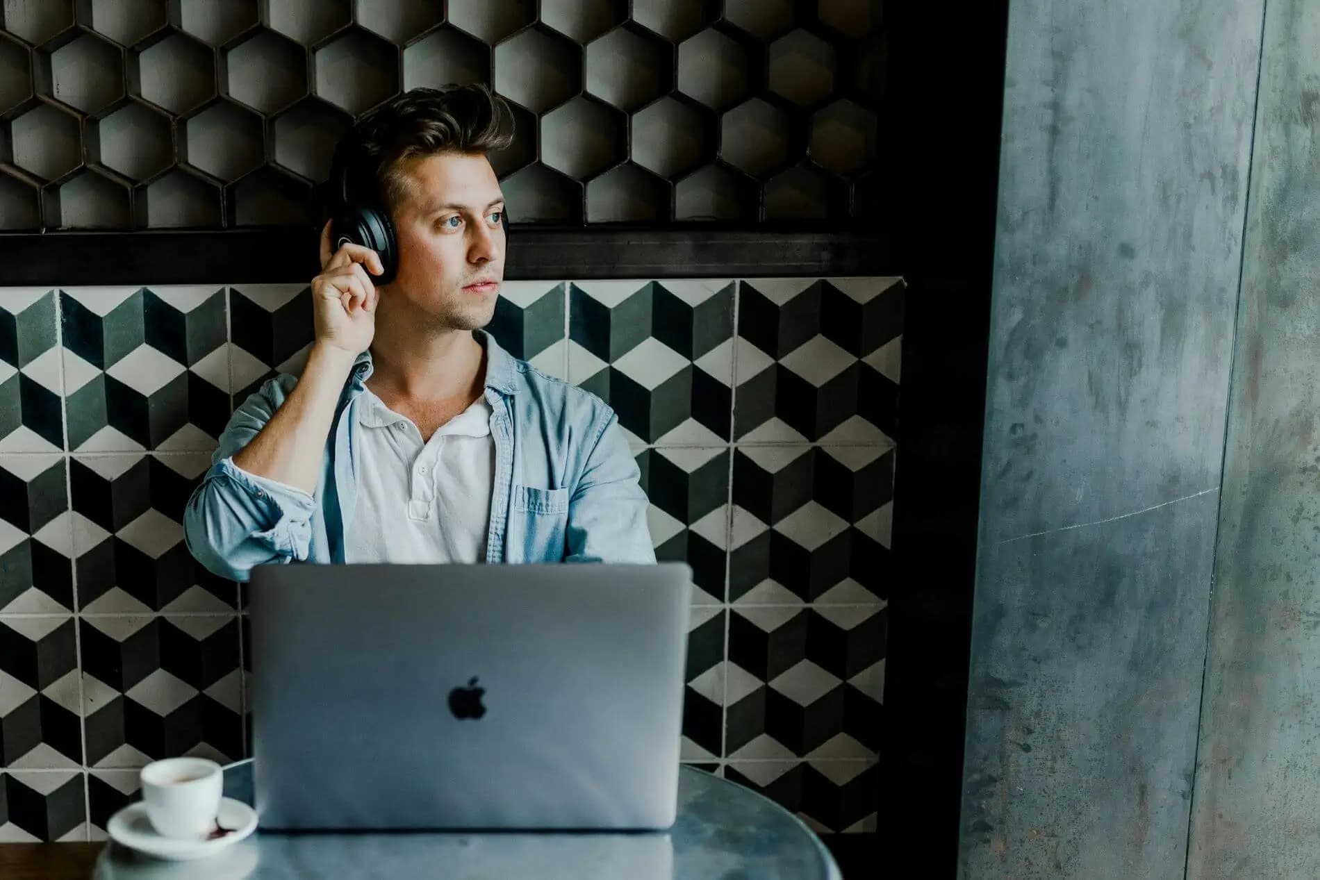 Illustration photo of chatting with a coach via laptop in a cafe