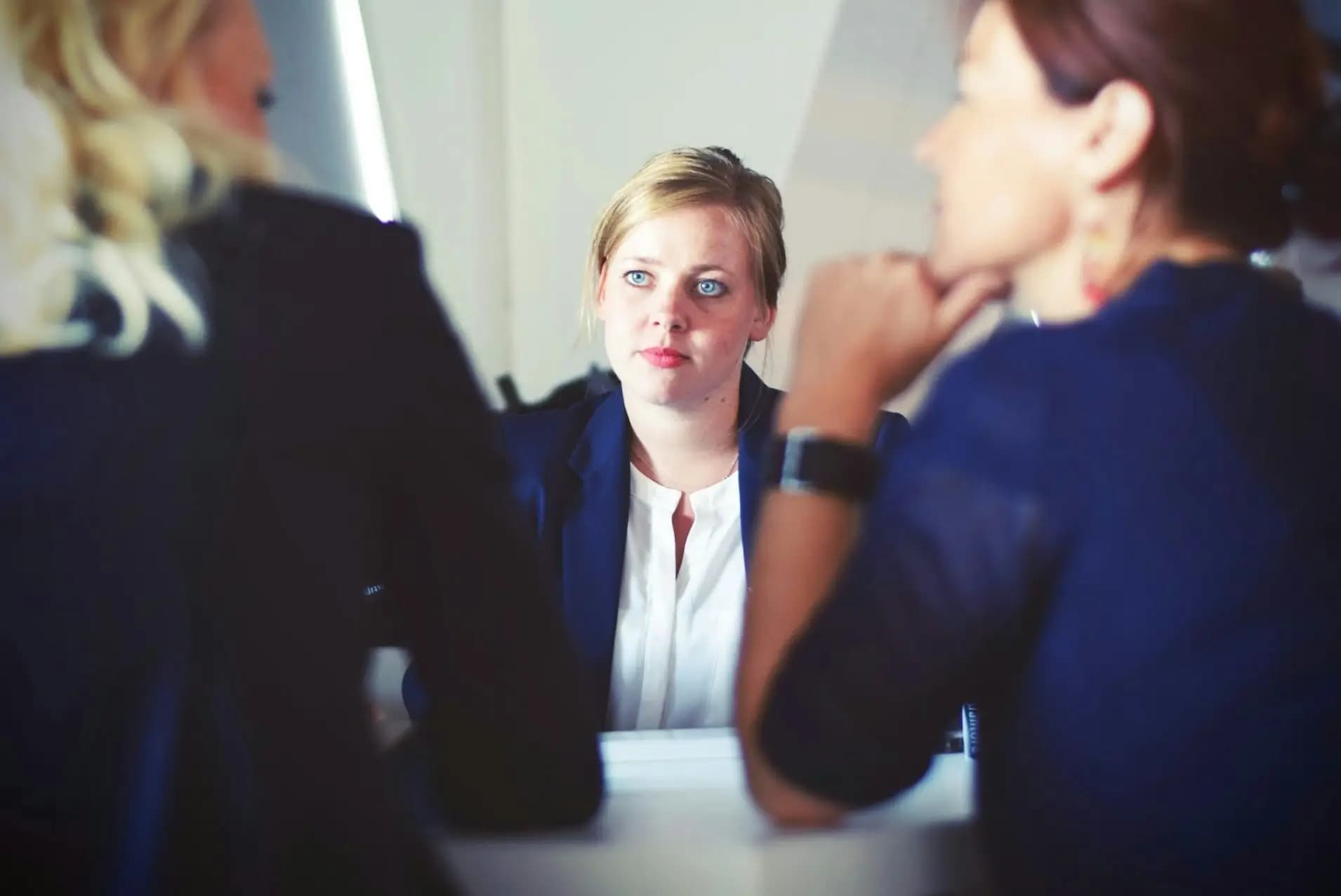 Photo of a manager succesfully leading her team thanks to Coachutopia's executive and leadership coaching